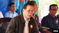 រូបឯកសារ៖ លោក សុខ ឥសាន ដែល​ជា​អ្នកនាំពាក្យ​គណបក្ស​ប្រជាជន​កម្ពុជា និង​ជា​បេក្ខជន​សមាជិក​ព្រឹទ្ធសភា បាន​ថ្លែង​ទៅ​កាន់​សមាជិក​ក្រុម​ប្រឹក្សា​ឃុំ​​ក្នុង​ស្រុក​រមាសហែក ខេត្តស្វាយរៀង ក្នុង​យុទ្ធនាការ​បោះឆ្នោត កាល​ពី​ថ្ងៃ​ទី​១៥ ខែកុម្ភៈ ឆ្នាំ២០១៨។ (ស៊ុន ណារិន/VOA)