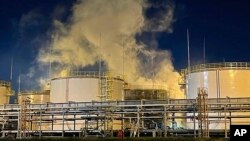 Khói bốc lên từ khu liên hợp sản xuất Nhà máy lọc dầu Ilsky ở vùng Krasnodar, miền nam nước Nga, ngày 4/5/2023. Ilsky và một nhà máy lọc dầu khác của Nga đã bị drone của Ukraine tấn công vào ngày 9/2/2024.