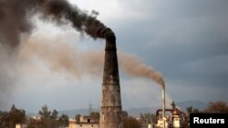 រូបឯកសារ៖ ផ្សែងខ្មៅបានភាយចេញពីរោងចក្រដុតឥដ្ឋដែលប្រើធ្យូងថ្ម នៅអ៊ីស្លាម៉ាបាត ប្រទេសប៉ាគីស្ថាន កាលពីថ្ងៃទី៩ ខែមីនា ឆ្នាំ២០១៧។