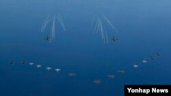 21일 한국 공군의 최신예 항공기로 구성된 대규모 공격편대군이 적의 핵심 군사시설 타격을 가정하여 실전적 훈련을 하고 있다.