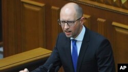 PM Ukraina Arseniy Yatsenyuk saat berbicara di depan para anggota parlemen di Kyiv, Ukraina (24/7).