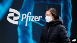 一名妇女走过在美国纽约的辉瑞公司总部（2021年2月5日）。