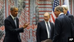 28일 미국 뉴욕 유엔 본부에서 열린 미-러 양자회담을 앞두고 바락 오바마 미국 대통령(왼쪽부터), 블라디미르 푸틴 러시아 대통령, 세르게이 라프로프 러시아 외무장관, 존 케리 국무장관이 대화하고 있다.