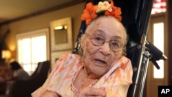 Gertrude Weaver berpose di pusat kesehatan dan rehabilitasi Silver Oaks di Camden, Arkansas, sehari sebelum ulangtahun ke-116, Juli 2014. (AP/Danny Johnston)