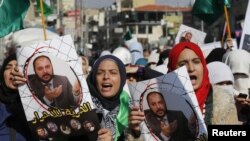 Demonstran dari Front Aksi Islam, membawa foot wail pemimpin Ikhwanul Muslimin Yordania Zaki Bani Rsheid dalam sebuah demonstrasi untuk menunjukkan dukungan mereka bagi Palestina, di Amman, 28 November 2014. 