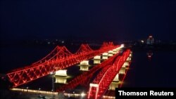 지난달 중국 단둥과 북한의 신의주를 연결하는 증조우호교와 압록강 단교에 불빛이 켜있다. 