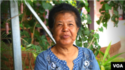 អ្នកស្រី យ៉ុង មឿន អាយុ៧១ឆ្នាំ ជាអតីតអ្នកចម្អិនម្ហូបឲ្យប៉ុល ពត និងជាទីប្រឹក្សាឯកអគ្គរាជទូតខ្មែរប្រចាំប្រទេសចិន កាលពីថ្ងៃទី៦ ខែមេសា ឆ្នាំ២០១៨។ (ស៊ុន ណារិន/VOA) 