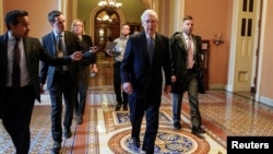 Pemimpin Mayoritas Senat Mitch McConnell dari partai Republik tiba untuk negosiasi paket stimulus tanggap wabah virus corona di Capitol, Washington, 23 Maret 2020. (Foto: Reuters)