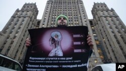 Koronavirusga qarshi yetarli choralar ko'rilmayotganidan norozi fuqarolardan biri namoyish o'tkazmoqda, Moskva, Rossiya, 2020-yil, 24-yanvar