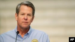 브라이언 캠프 미 조지아 주지사가 애틀랜타에서 신종 코로나바이러스 대응 기자회견을 하고 있다.