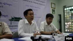 លោក តឹក វណ្ណារ៉ា នាយក​ប្រតិបត្តិ​វេទិកា​នៃ​អង្គការ​មិន​មែន​រដ្ឋាភិបាល​ស្ដី​ពី​កម្ពុជា (NGO Forum) ថ្លែង​ក្នុង​សន្និសីទ​សារព័ត៌មាន​កាលពី​ថ្ងៃទី​១៧ ខែ​កុម្ភៈ ឆ្នាំ​២០១៧ ស្តីពី​ការព្រួយ​បារម្ភ​របស់​សង្គមស៊ីវិល​លើ​គម្រោង​សាង​សង់​ទំនប់វារី​អគ្គិសនី​របស់​ឡាវឈ្មោះ Pak Beng។ (ស៊ុន ណារិន/VOA)