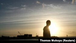 La silhouette d'un homme passe devant le port principal de la capitale des Comores, Moroni, le 3 juillet 2009. (Photo: REUTERS/Thomas Mukoya)