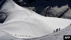 Beberapa tampak berjalan di pegunungan Mont-Blanc, bagian dari pegunungan Alpen di Perancis (foto: dok).
