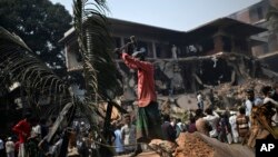 ঢাকার ধানমন্ডির ৩২ নম্বরে বঙ্গবন্ধু শেখ মুজিবুর রহমানের বাড়ির বড় একটি অংশ গুঁড়িয়ে দেওয়া হয়েছে।