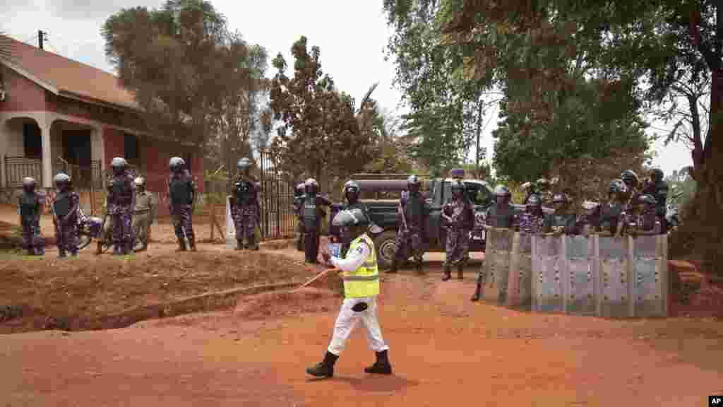 Ugandan police block the media and others from accessing opposition candidate Kizza Besigye, as he remains under house arrest at his home in Kasangati, outside Kampala, in Uganda, Feb. 20, 2016.