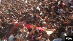 Suasana pemakaman anggota militan di Lembah Kashmir, sebelum pandemi Covid-19. (UbaidUllah Wani/VOA)