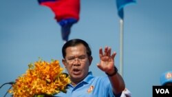 រូបឯកសារ៖ លោក​ ហ៊ុន សែន​​ មេ​បក្ស​កាន់​អំណាច​ថ្លែង​ទៅ​កាន់​អ្នក​គាំទ្រ​របស់​ខ្លួន​ ​ដែល​ប្រមូលផ្តុំ​នៅ​ឯ​ផ្លូវ​មួយ​កន្លែង​ក្នុង​រាជធានី​ភ្នំពេញ​មុន​ពេល​ហែក្បួន​ឃោសនា​បោះឆ្នោត​ឃុំ-សង្កាត់​ថ្ងៃ​ចុង​ក្រោយ​ ​នា​ថ្ងៃទី​០២ ខែ​មិថុនា
ឆ្នាំ២០១៧។​ ​(នៅ វណ្ណារិន/VOA) 