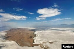 13일 촬영한 미국 유타주 솔트레이크시티 시내 '그레이트솔트'호의 바닥이 드러나 있다.