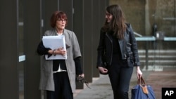(FILE) Prof. Jenny Hocking, left, arrives at the Federal Court in Sydney, July 31, 2017, asking the court to force the National Archives of Australia to release the letters between the British monarch and Australian Governor-General Sir John Kerr.