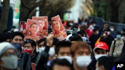 ពលរដ្ឋមីយ៉ាន់ម៉ាដែលរស់នៅក្នុងប្រទេសជប៉ុនចេញតវ៉ាប្រឆាំងនឹងការធ្វើរដ្ឋប្រហារនៅមីយ៉ាន់ម៉ា នៅមុខក្រសួងការបរទេសជប៉ុន ក្នុងទីក្រុងតូក្យូ ប្រទេសជប៉ុន ថ្ងៃទី៣ ខែកុម្ភៈ ឆ្នាំ២០២១។