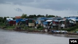 ផ្ទះ​ប្រជាពលរដ្ឋ​តាម​ដងទន្លេ​មេគង្គ​ត្រើយ​ខាង​កើត​ត្រូវ​បាន​ថត​ក្នុង​រាជធានីភ្នំពេញ​កាលពី​ថ្ងៃទី​១៤ ខែសីហា ឆ្នាំ២០១៩។(ទុំ ម្លិះ/VOA)