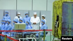 지난 16일 김정은 국무위원장이 딸 김주애와 함께 군사정찰위성 발사를 준비하는 위성발사준비위원회를 시찰했다. (자료사진)