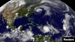 Badai Maria mengancam Kepulauan Virgin dan Puerto Riko, Selasa (19/9) setelah menghancurkan negara kepulauan Dominika yang kecil itu dan Badai Jose (atas) keduanya terlihat di Samudra Atlantik dalam citra satelit GOES East NOAA yang diambil pada pukul 21.45. EDT pada tanggal 19 September 2017 (0145 UTC, 20 September 2017). (Foto Courtesy: NASA/NOAA GOES Project/Handout via REUTERS)