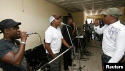 Traore Salif alias Asalfo, à droite, chantent avec les autres membres du groupe musical ivoirien Magic System, 13 septembre 2007.