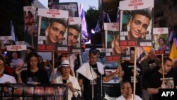 Manifestation, devant la résidence du Premier ministre israélien Benjamin Netanyahu, de proches des otages israéliens capturés par le Hamas lors d'une attaque en Israël ayant fait 1139 morts. (Photo AFP/7 octobre 2024)