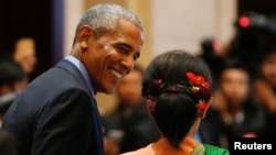 Presiden AS Barack Obama bersama Aung San Suu Kyi dalam KTT AS-ASEAN di Vientiane, Laos (8/9). (Reuters/Jorge Silva)