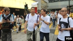 苹果日报老板黎智英(持伞)与大律师李柱铭参加13年七一游行（美国之音图片/海彦拍摄）