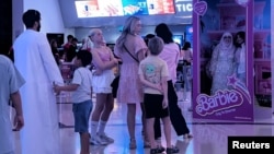 هواداران باربی در دبی در روز اول اکران فیلم باربی در خارومیانه برای عکس گرفتن در جعبه باربی در صف ایستاده‌اند، امارات متحده عربی - ۱۰ اوت ۲۰۲۳ (۱۹ مرداد ۱۴۰۲)