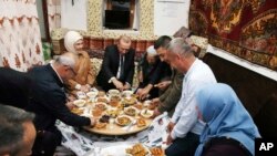 رحب طیب اردوغان (وسط)