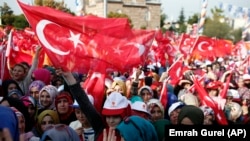 នៅ​ទីក្រុង Bursa ប្រទេស​តួកគី អ្នកគាំទ្រ​ចូលរួមស្តាប់​លោក​ Ahmet Davutoglu នាយករដ្ឋមន្ត្រី​តួកគី និង​ជា​មេដឹកនាំនៃ​គណបក្ស​កាន់អំណាច​ «យុត្តិធម៌​និង​​អភិវឌ្ឍន៍» នៅ​ខណៈ​ដែល​លោក​ជួប​ជាមួយ​អ្នក​ដង្ហែរក្បួន​ នៅ​មុនថ្ងៃបោះឆ្នោត​ដែល​នឹង​ប្រព្រឹត្តិ​ឡើង​នៅ​ថ្ងៃទី១ ខែវិច្ឆិកា។