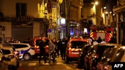 Para polisi dan anggota layanan gawat darurat memblokir jalan di Paris setelah satu orang tewas dan beberapa terluka setelah diserang oleh seorang pria bersenjatakan pisau pada 12 Mei 2018. Pelaku tewas ditembak polisi.