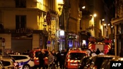 Maafisa wa polisi na wafanyakazi wa huduma za dharura wakiwa katika mtaa uliofungwa mjini Paris baada ya shambulizi la kutumia kisu kutokea Mei 12, 2018.