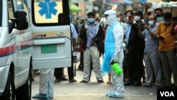 រូបឯកសារ៖ ក្រុមមន្ត្រីសុខាភិបាលស្ថិតក្នុងឯកសណ្ឋានការពារពីការឆ្លងជំងឺកូវីដ១៩ ត្រៀមបញ្ជូនអ្នកជំងឺតេស្តវិជ្ជមានកូវីដ១៩ ទៅកាន់មណ្ឌលព្យាបាល រាជធានីភ្នំពេញ កាលពីថ្ងៃទី២៤ ខែមីនា ឆ្នាំ២០២១។ (ហ៊ាន សុជាតា/វីអូអេ)