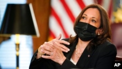 Wakil Presiden Kamala Harris berbicara di Gedung Kantor Eksekutif Eisenhower di kompleks Gedung Putih di Washington, 14 April 2021. (Foto: AP)