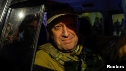 Kepala tentara bayaran Wagner Yevgeny Prigozhin meninggalkan markas besar Distrik Militer Selatan di tengah penarikan kelompok itu dari Kota Rostov-on-Don, Rusia, 24 Juni 2023. (Foto: REUTERS/Alexander Ermochenko)