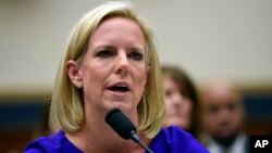 Menteri Keamanan Dalam Negeri Kirstjen Nielsen saat berbicara di hadapam Komite Peradilan DPR di Capitol Hill, Washington, 20 Desember 2018. (Foto: AP)