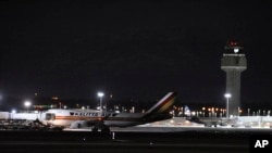 美国政府一架波音747型包机1月29日载着240名美国公民从中国武汉飞到美国阿拉斯加的安卡雷奇国际机场。