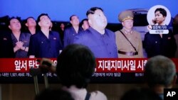 16일 한국 서울역 대합실에 설치된 TV에서 북한의 미사일 발사 관련 뉴스가 나오고 있다.