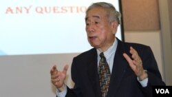 Dr. Benny Widyono, Professor of Economics at University of Connecticut and Former Personal Representative of the UN Secretary General in Cambodia in the early 1990s, was giving a talk entitled The Tragedy of Two Cold War Induced Massacres: Cambodia and Indonesia at Rutgers University-Newark, New Jersey, USA, on November 5, 2015. (Say Mony/VOA Khmer)