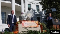 ปธน. โจ ไบเดน แห่งสหรัฐฯ ที่ทำเนียบขาวระหว่างพิธีไถ่ชีวิตไก่งวงเนื่องในเทศกาลวันขอบคุณพระเจ้าที่จะมาถึง 25 พ.ย. 2024