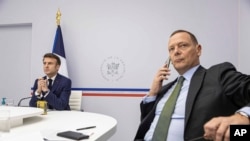 资料照片：埃马纽埃尔·博纳（右）在同法国总统马克龙一起参加七国集团首脑会议。