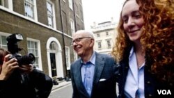 Rebekah Brooks (kanan) bersama si raja media Rupert Murdoch (foto: dok).