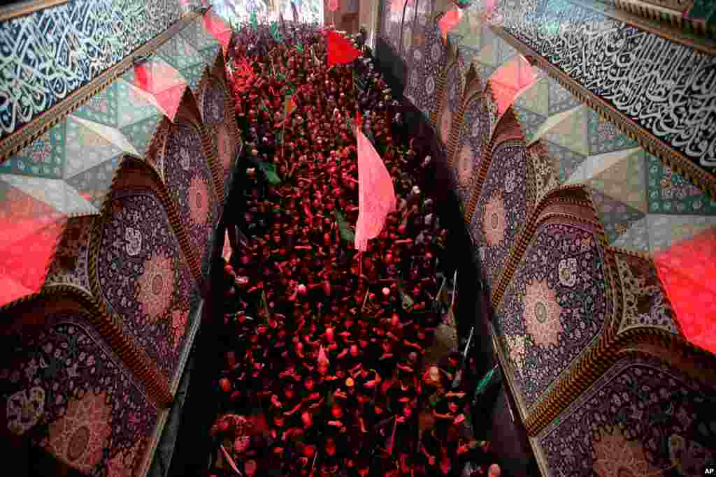 이라크 카르발라의 이맘후세인 이슬람 성지에서 아슈라 축일을 기념하려는 시아파 신도들이 모여있다.