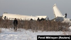Olupina aviona kazahstanskog avioprevoznika u blizini Almatija (Foto: Reuters/Pavel Mikheyev)