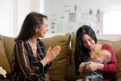 지난 3월 미국 플로리다주 올랜도의 베네수엘라 이민 가정에서 치올리 잠보라노(가운데) 씨가 어머니 마리나 페르난다 랑헬 씨와 아기를 돌보고 있다.