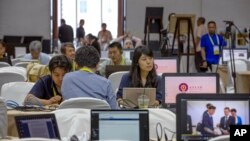 Para awak media bersiap meliput pertemuan Menlu ASEAN dan Asia-Pasifik di Bangkok, Thailand, Selasa (30/7). 